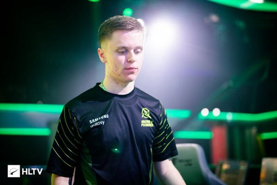 一加15手机引入PS5游戏手柄同规格陀螺仪技术